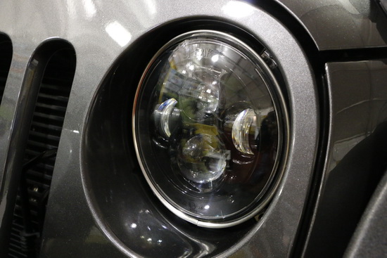 Jeep-bi-xenon-LED-headlights-05.JPG